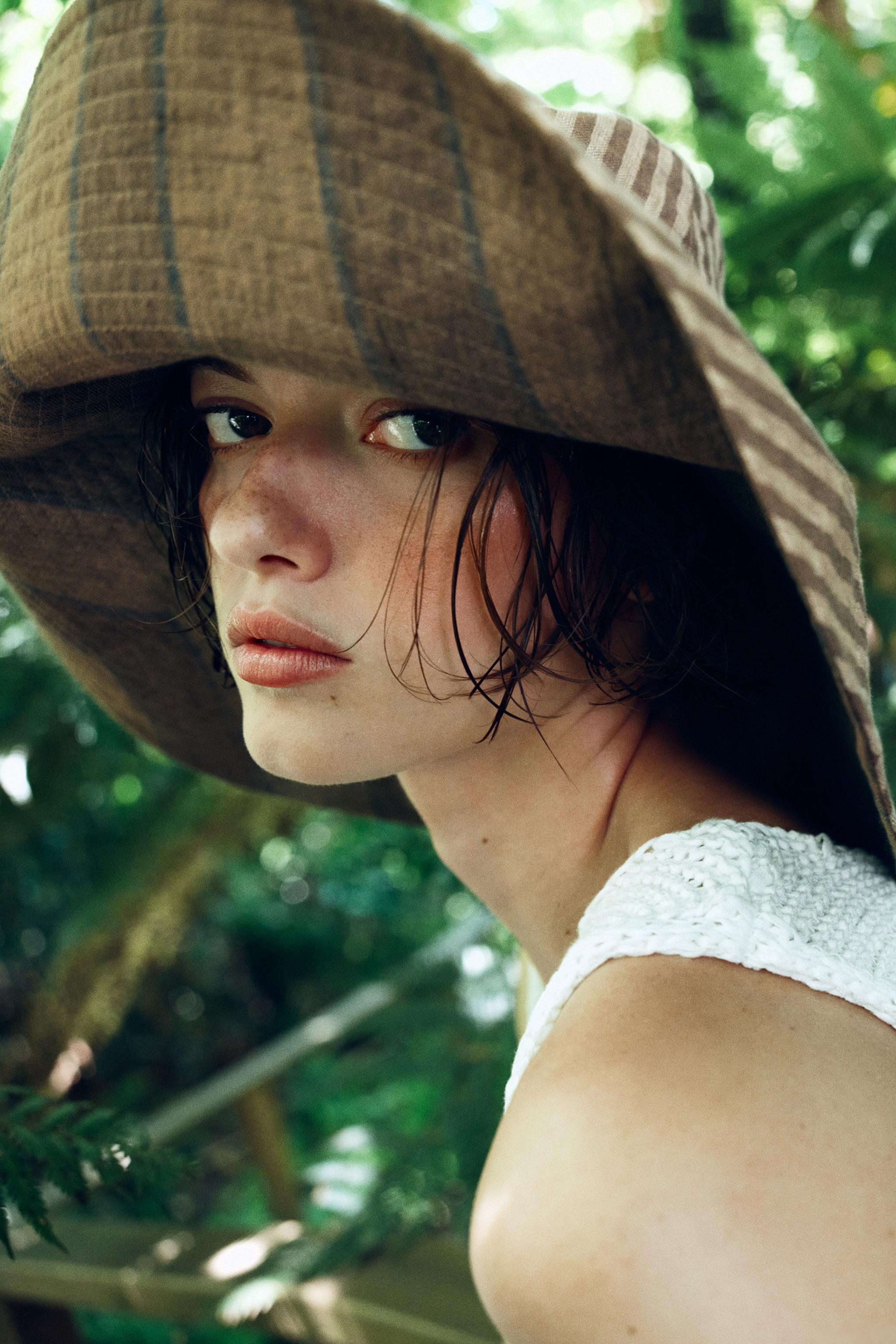 REVERSIBLE 100% LINEN STRIPED HAT